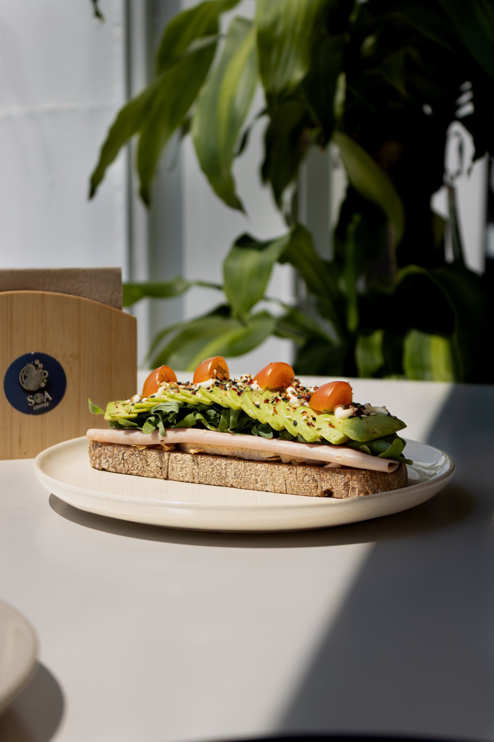 Sándwich de focaccia en la terraza de SOA Coffee