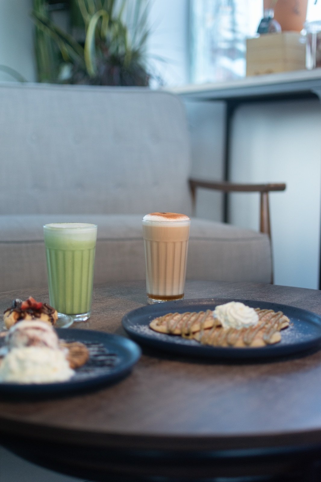 Mesa con lattes de temporada, pancakes y cookie en SOA Coffee