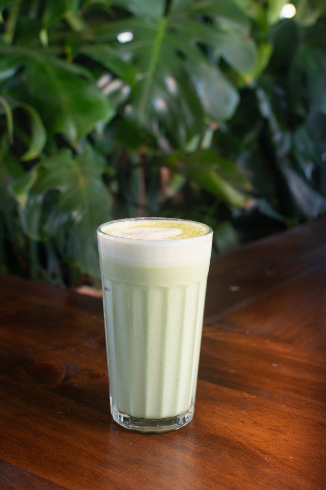 Matcha Latte sobre mesa de madera