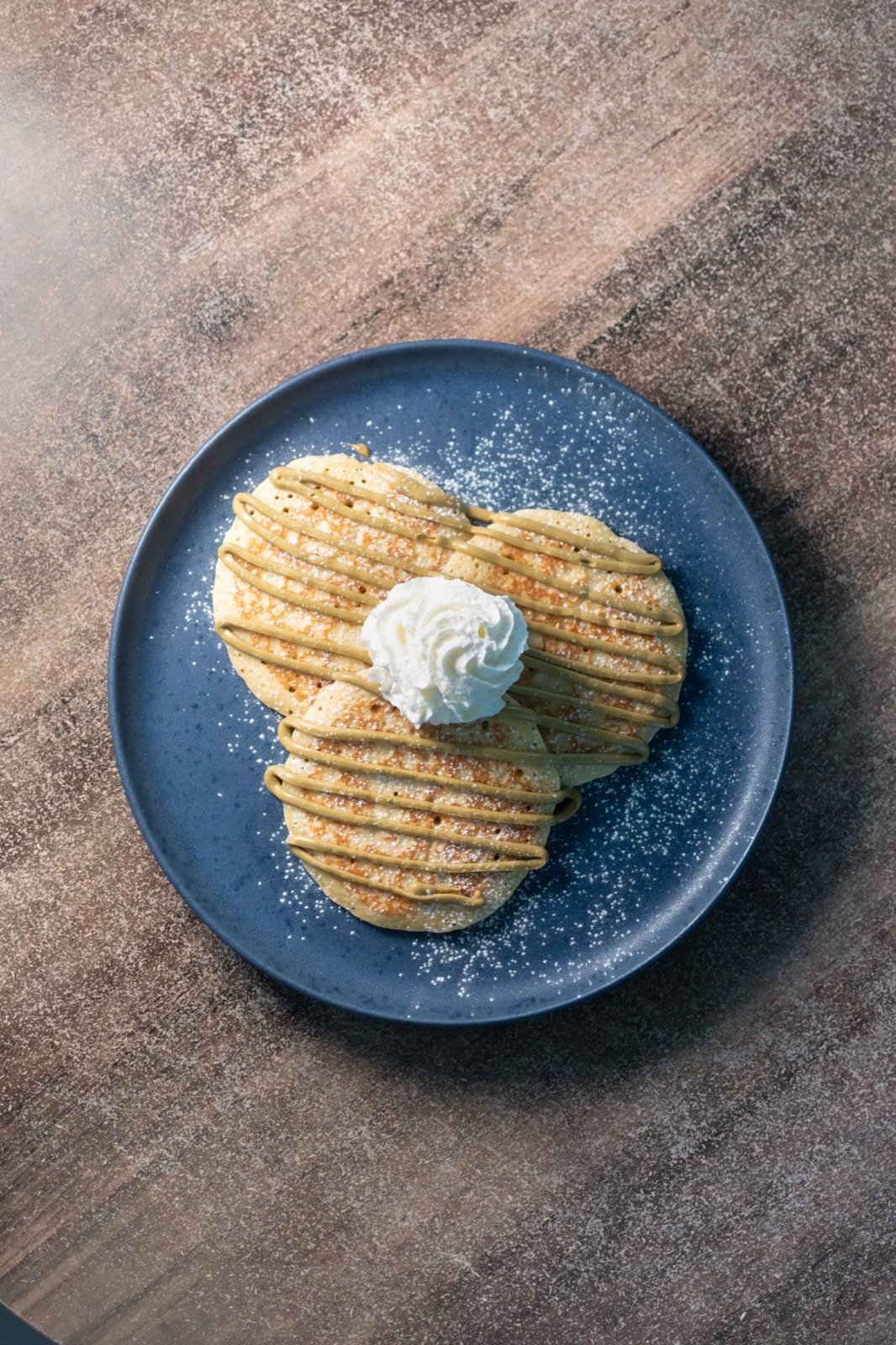 Pancakes con chocolate blanco y nata montada