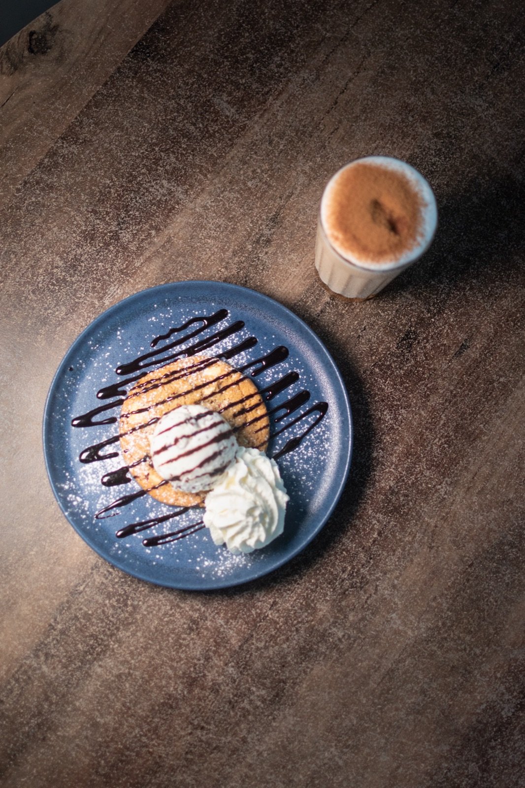 Cookie Cream acompañada de Pumpkin Spiced Latte