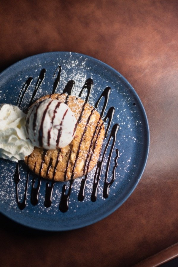 Cookie Cream de SOA Coffee con helado, nata y sirope de chocolate