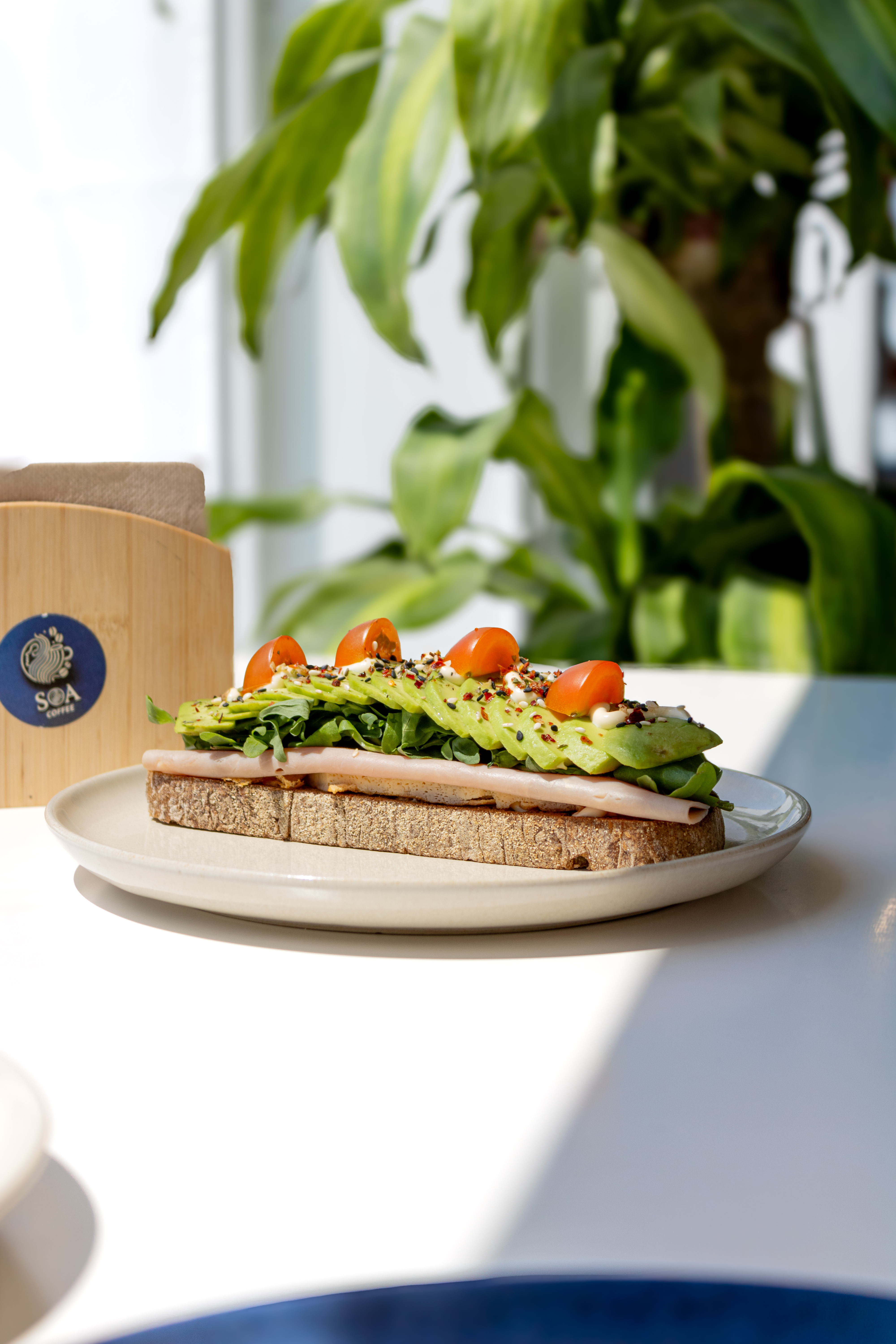 Tostada fit con aguacate y tomate cherry
