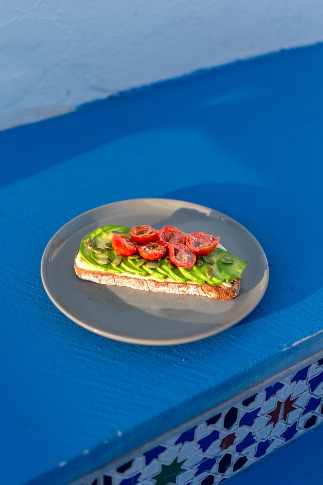 Tostada Le Glow con hummus, aguacate y cherry marinado en SOA Coffee